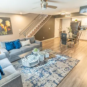  Holiday home Spacious 2-bedroom Townhouse With Pool & Private Patio In Vegas