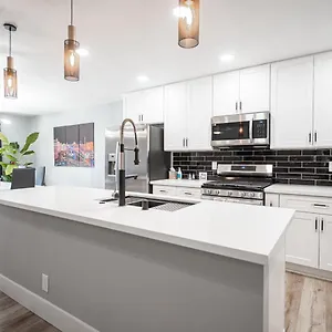  Holiday home Luxury Retreat The Vegas Edition