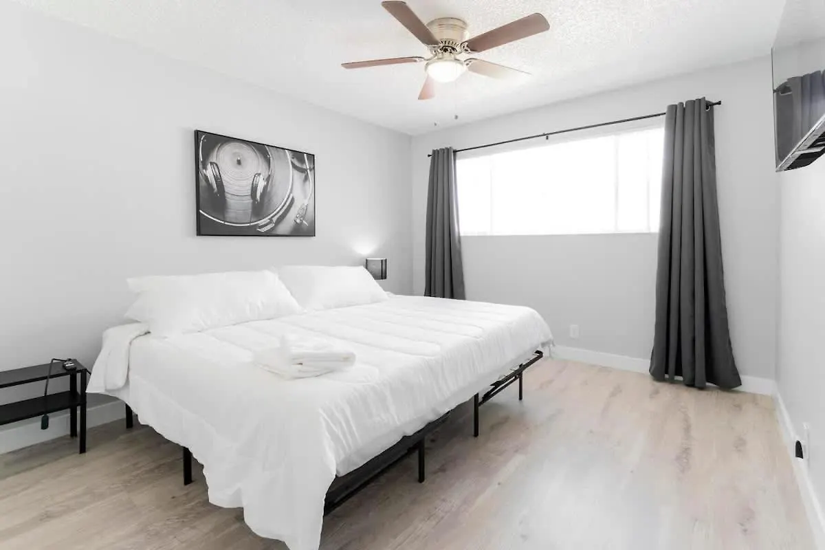 Chic 2-Bed Oasis Sleeps 6! Minutes From Strip! Villa Las Vegas United States