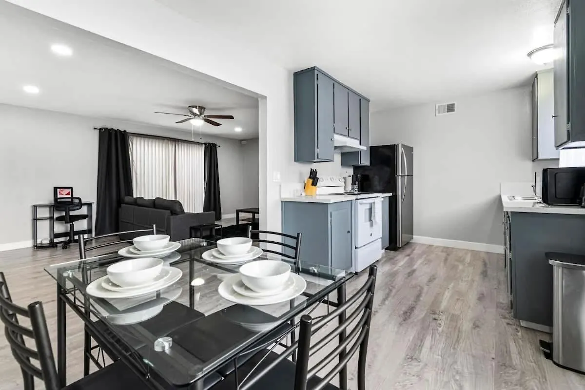 Chic 2-Bed Oasis Sleeps 6! Minutes From Strip! Villa Las Vegas